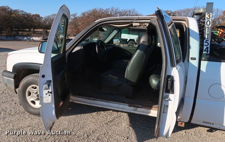 image for item GD9888 2004 Chevrolet Silverado 1500 Ext. Cab pickup truck