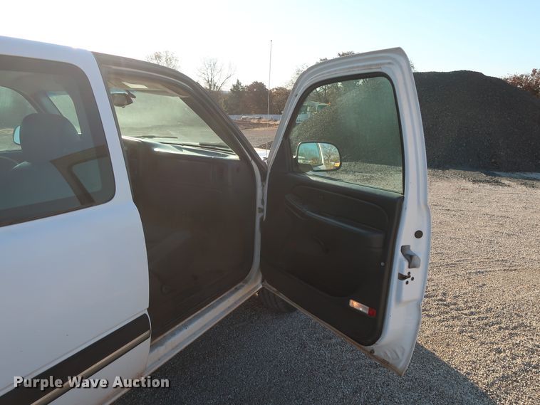 image for item GD9888 2004 Chevrolet Silverado 1500 Ext. Cab pickup truck