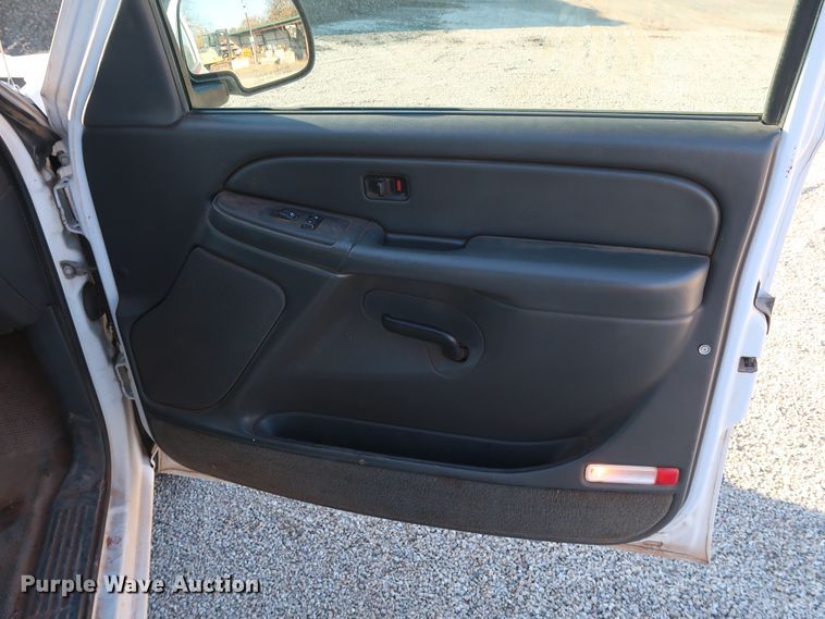 image for item GD9888 2004 Chevrolet Silverado 1500 Ext. Cab pickup truck