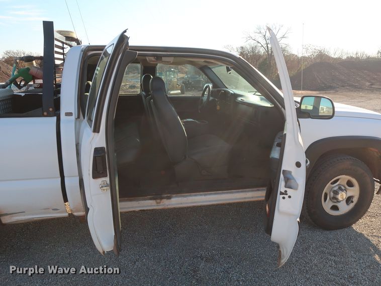 image for item GD9888 2004 Chevrolet Silverado 1500 Ext. Cab pickup truck