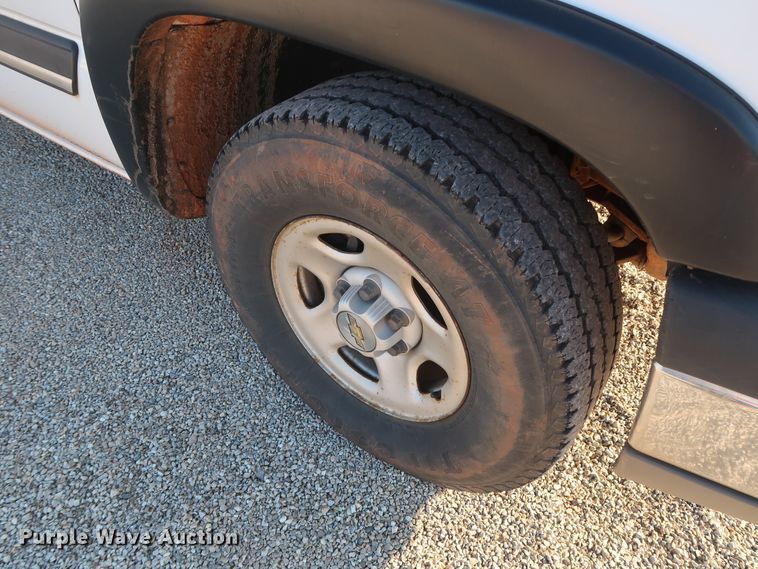 image for item GD9888 2004 Chevrolet Silverado 1500 Ext. Cab pickup truck