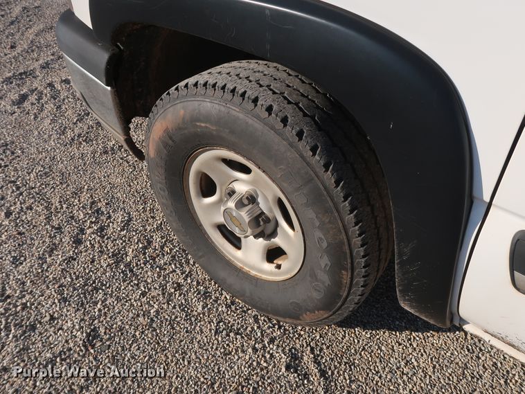image for item GD9888 2004 Chevrolet Silverado 1500 Ext. Cab pickup truck
