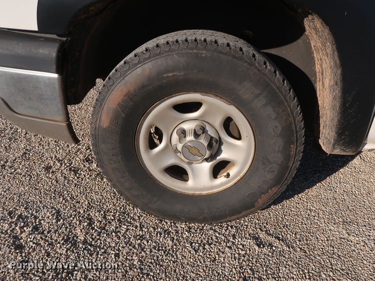 image for item GD9888 2004 Chevrolet Silverado 1500 Ext. Cab pickup truck