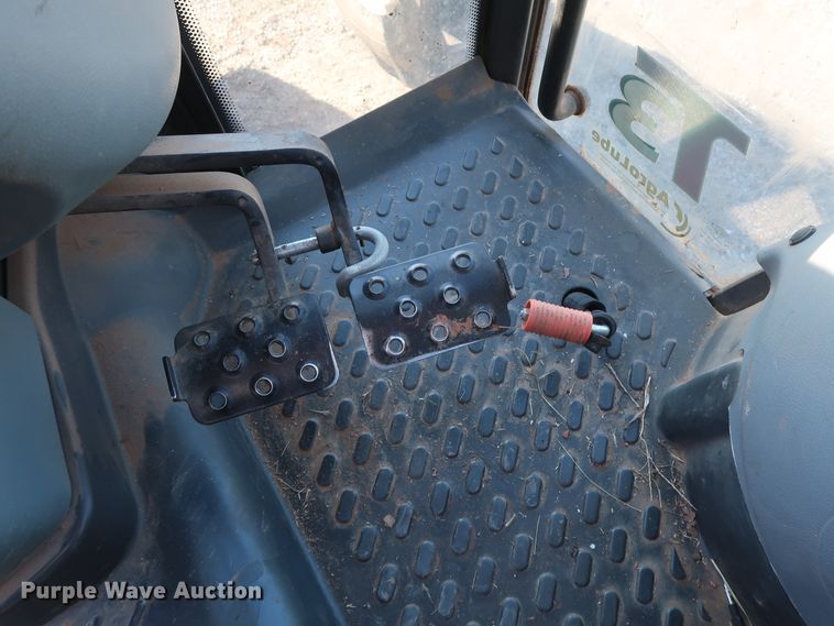 image for item GD9894 2011 McCormick T110 Max MFWD tractor