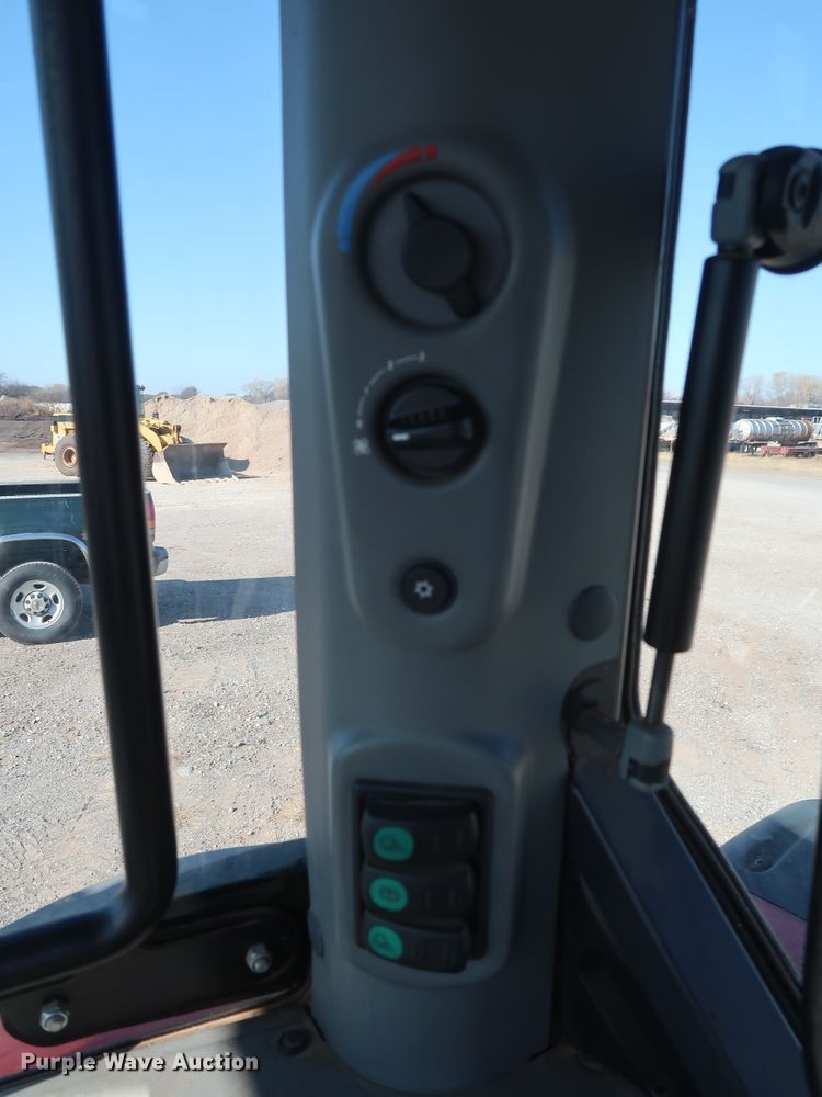 image for item GD9894 2011 McCormick T110 Max MFWD tractor