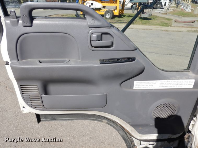 image for item GI9451 2007 GMC W5500HD flatbed truck