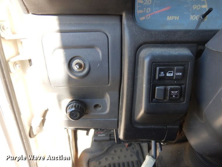 image for item GI9451 2007 GMC W5500HD flatbed truck