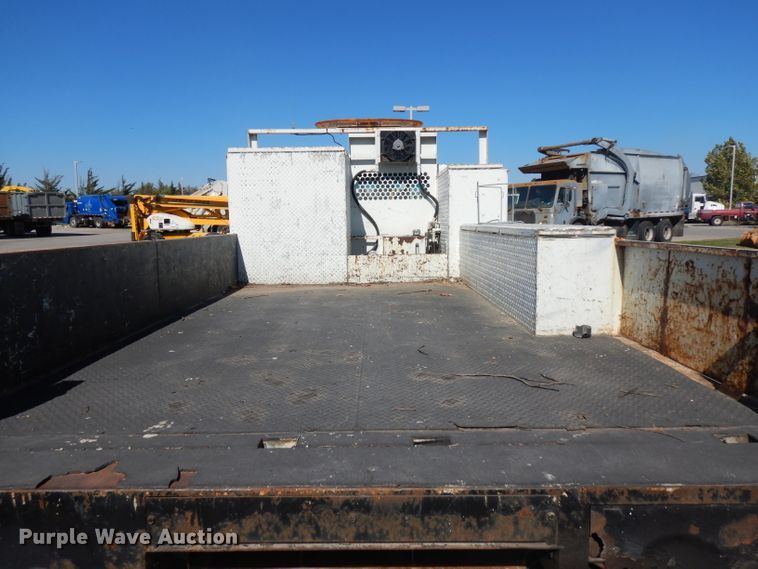 image for item GI9451 2007 GMC W5500HD flatbed truck