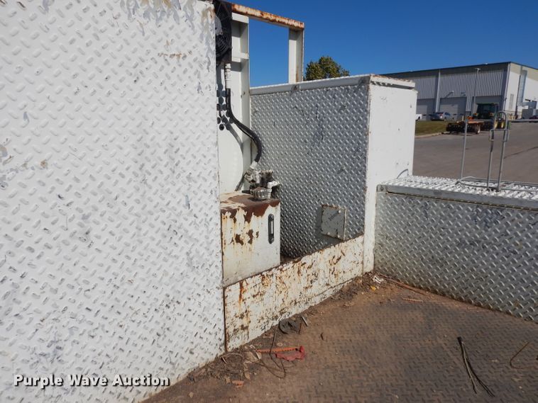 image for item GI9451 2007 GMC W5500HD flatbed truck