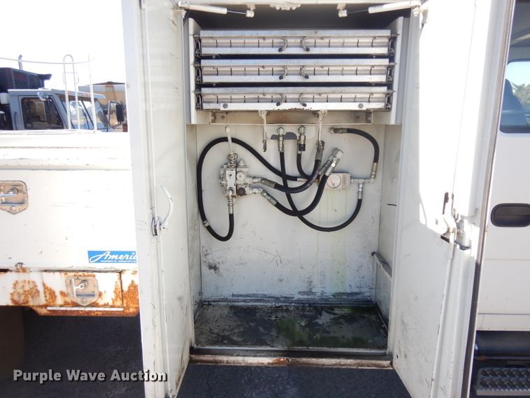 image for item GI9451 2007 GMC W5500HD flatbed truck