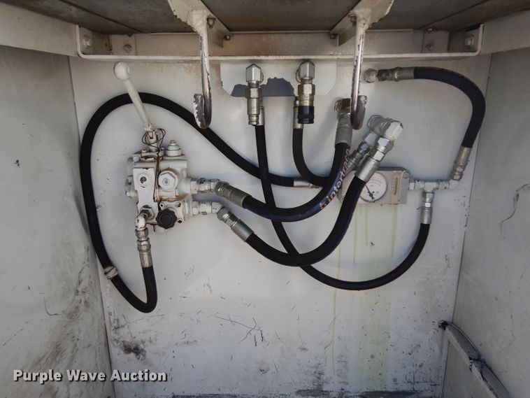 image for item GI9451 2007 GMC W5500HD flatbed truck