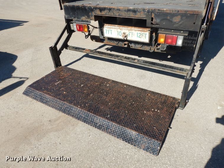 image for item GI9451 2007 GMC W5500HD flatbed truck