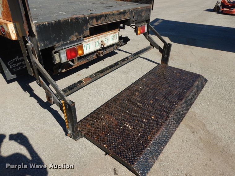 image for item GI9451 2007 GMC W5500HD flatbed truck