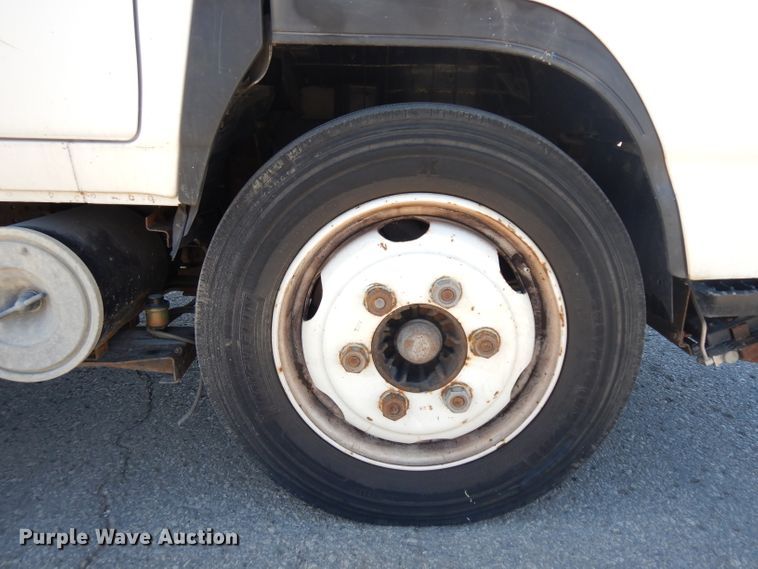 image for item GI9451 2007 GMC W5500HD flatbed truck