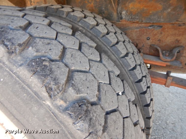 image for item GI9451 2007 GMC W5500HD flatbed truck