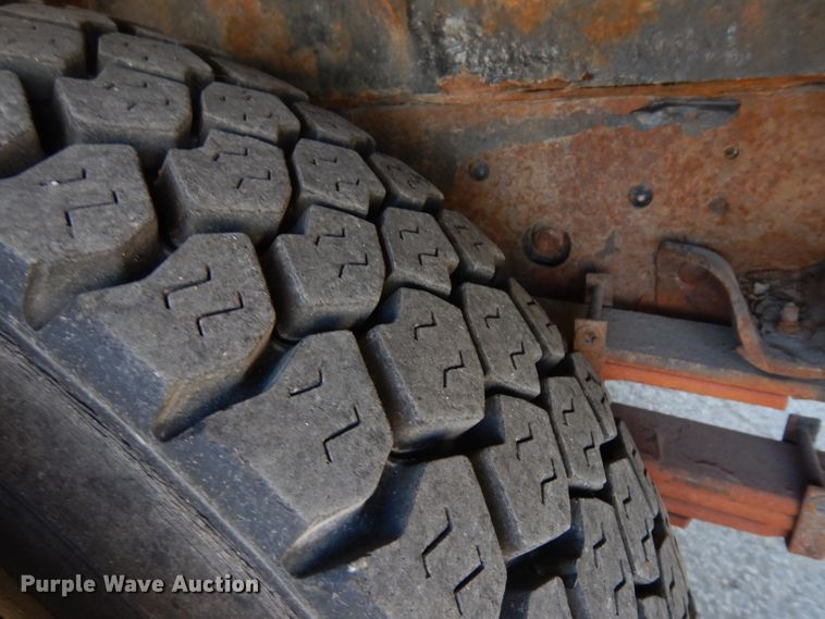 image for item GI9451 2007 GMC W5500HD flatbed truck