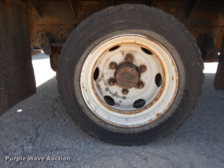 image for item GI9451 2007 GMC W5500HD flatbed truck