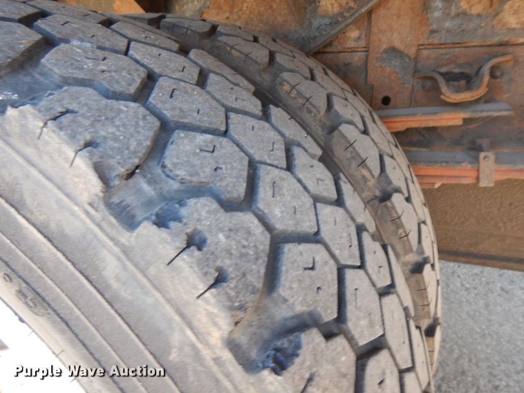 image for item GI9451 2007 GMC W5500HD flatbed truck