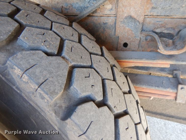 image for item GI9451 2007 GMC W5500HD flatbed truck