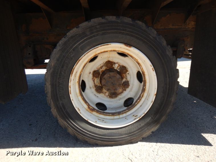 image for item GI9451 2007 GMC W5500HD flatbed truck