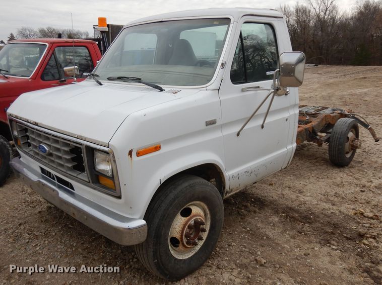 image for item GJ9072 1988 Ford Econoline E350 van cab and chassis