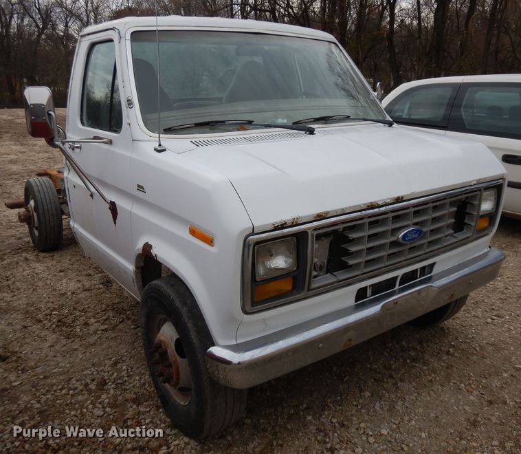 image for item GJ9072 1988 Ford Econoline E350 van cab and chassis