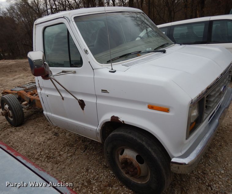 image for item GJ9072 1988 Ford Econoline E350 van cab and chassis