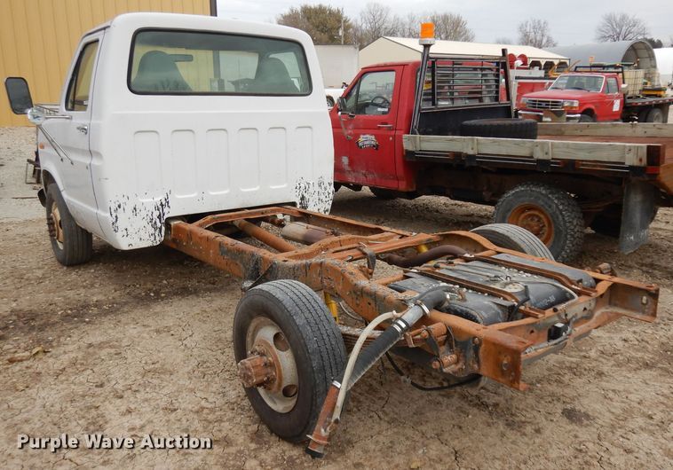 image for item GJ9072 1988 Ford Econoline E350 van cab and chassis