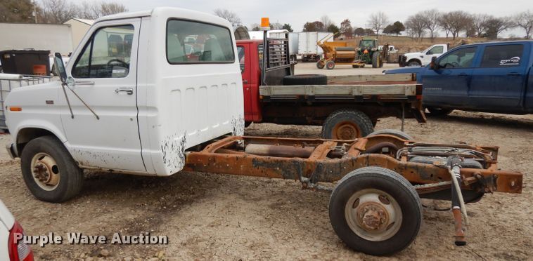 image for item GJ9072 1988 Ford Econoline E350 van cab and chassis