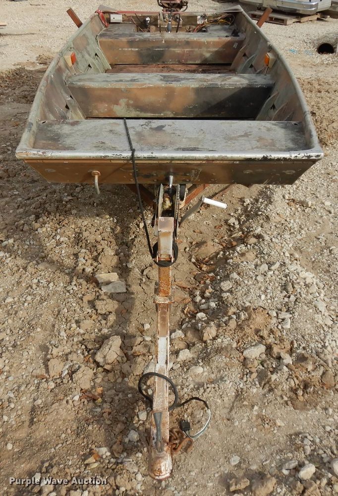 image for item GJ9076 Lowe boat