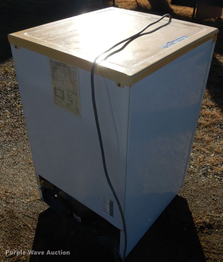 image for item GJ9138 Mini refrigerator