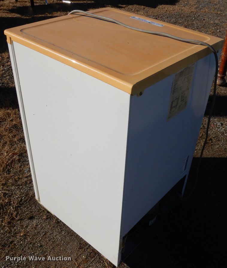 image for item GJ9138 Mini refrigerator