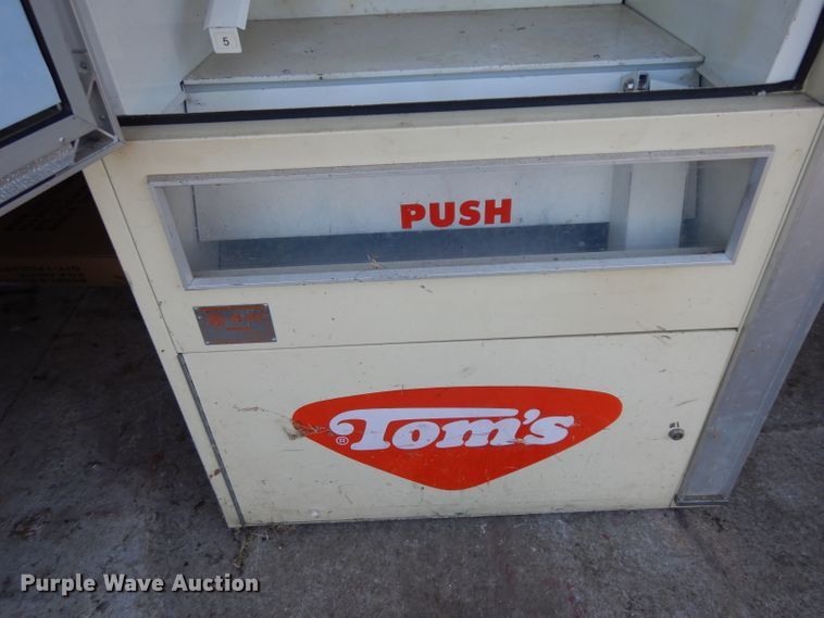 Polyvend H22 vending machine in Columbus, KS Item GJ9142 sold