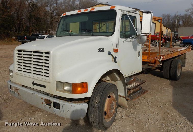 image for item GJ9152 2000 International 4700 flatbed truck with crane