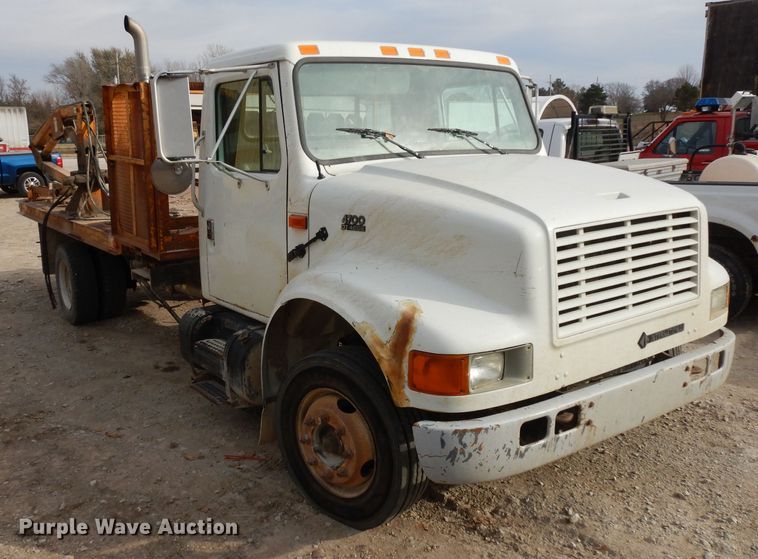 image for item GJ9152 2000 International 4700 flatbed truck with crane