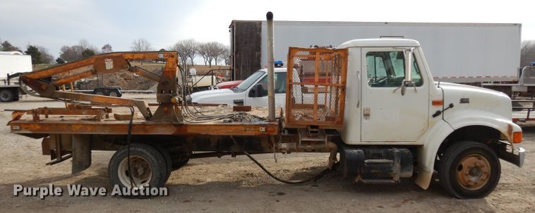 image for item GJ9152 2000 International 4700 flatbed truck with crane