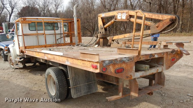 image for item GJ9152 2000 International 4700 flatbed truck with crane