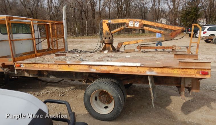 image for item GJ9152 2000 International 4700 flatbed truck with crane