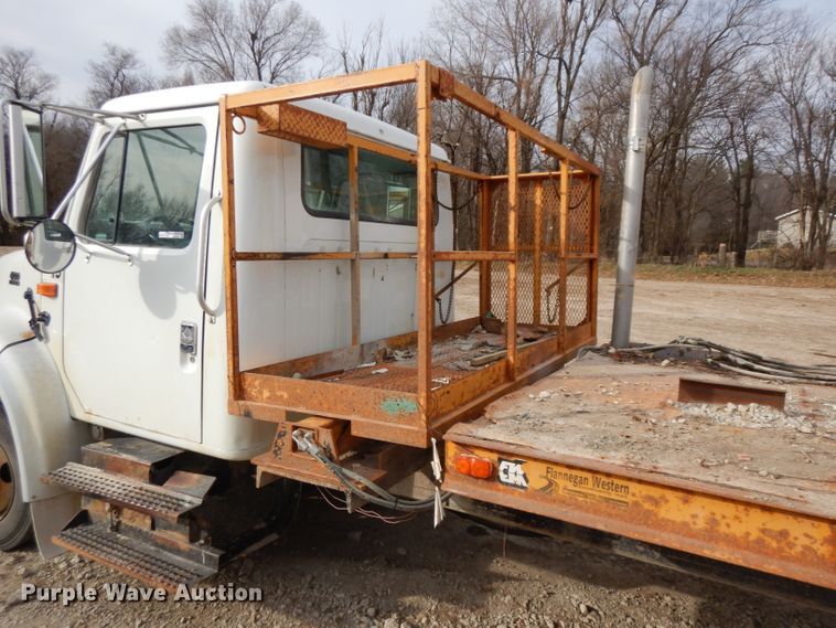 image for item GJ9152 2000 International 4700 flatbed truck with crane