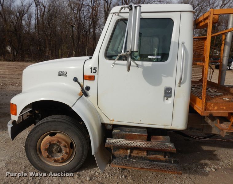 image for item GJ9152 2000 International 4700 flatbed truck with crane