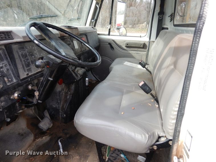 image for item GJ9152 2000 International 4700 flatbed truck with crane