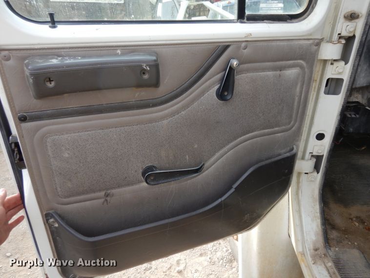 image for item GJ9152 2000 International 4700 flatbed truck with crane