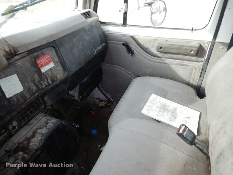 image for item GJ9152 2000 International 4700 flatbed truck with crane