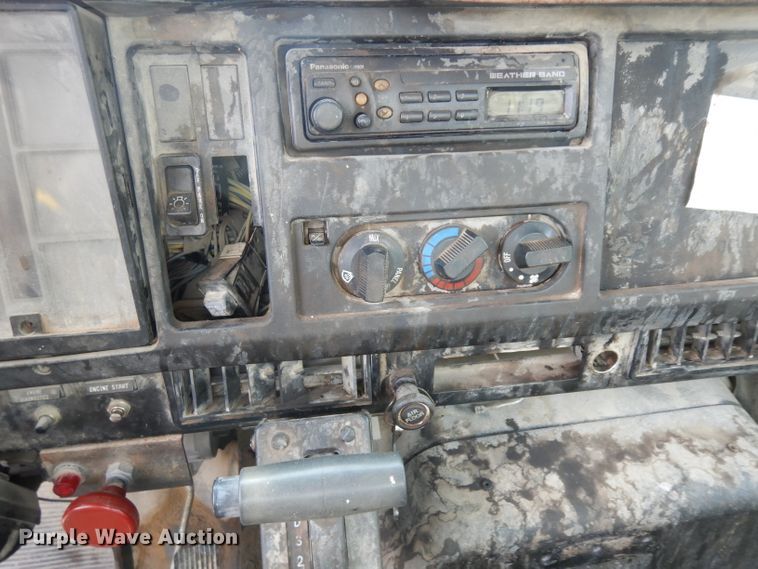 image for item GJ9152 2000 International 4700 flatbed truck with crane