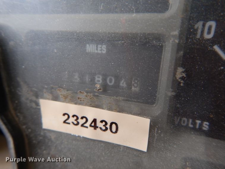 image for item GJ9152 2000 International 4700 flatbed truck with crane