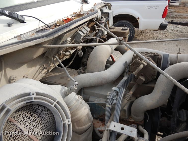 image for item GJ9152 2000 International 4700 flatbed truck with crane