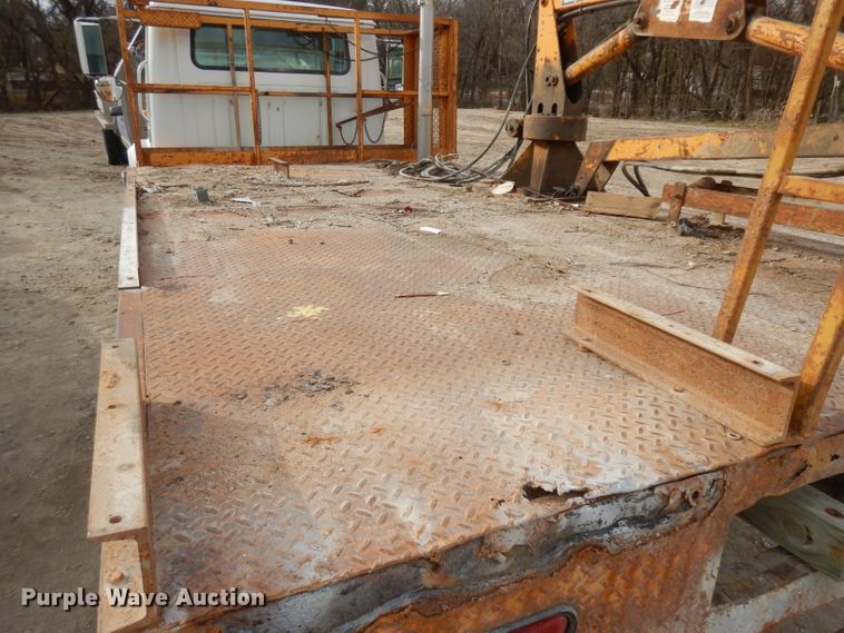 image for item GJ9152 2000 International 4700 flatbed truck with crane