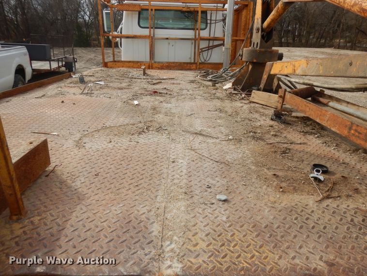 image for item GJ9152 2000 International 4700 flatbed truck with crane