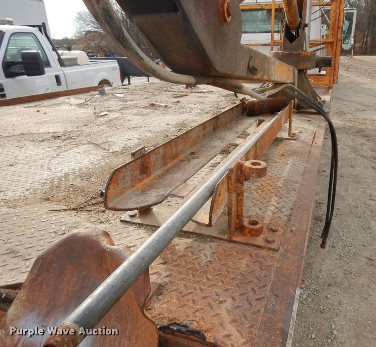 image for item GJ9152 2000 International 4700 flatbed truck with crane