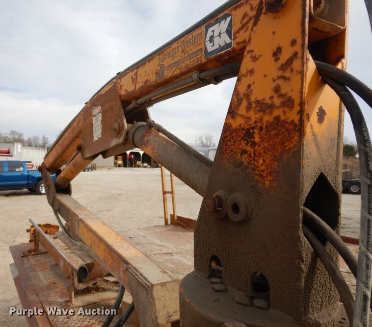 image for item GJ9152 2000 International 4700 flatbed truck with crane